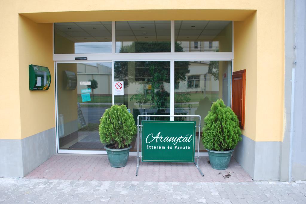 Bed and Breakfast Aranytal Panzio à Komárom Extérieur photo
