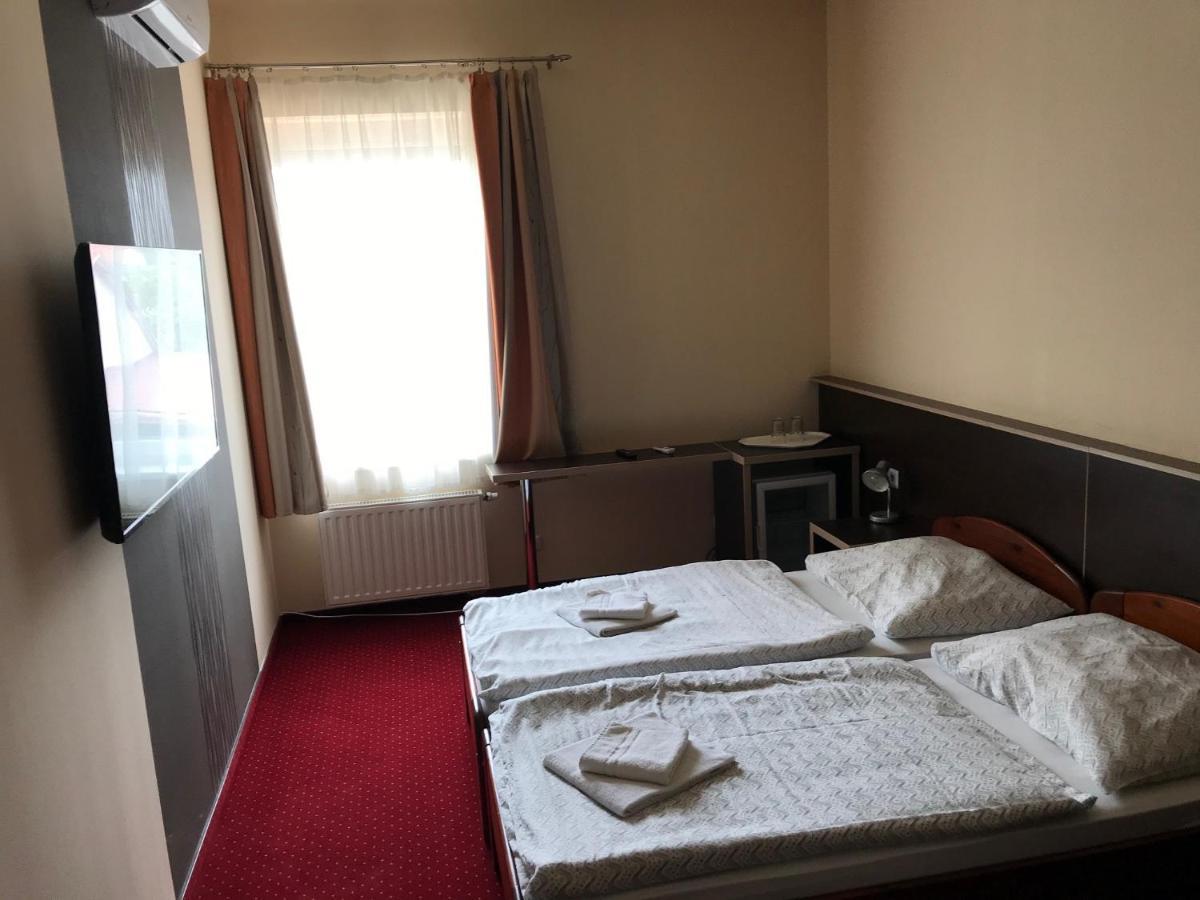 Bed and Breakfast Aranytal Panzio à Komárom Extérieur photo